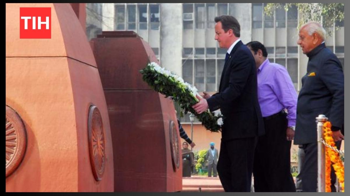 Prime minister of United Kingdom, Mr David Cameroon, Paying homage to Jallianwala Bagh Massacre victims.